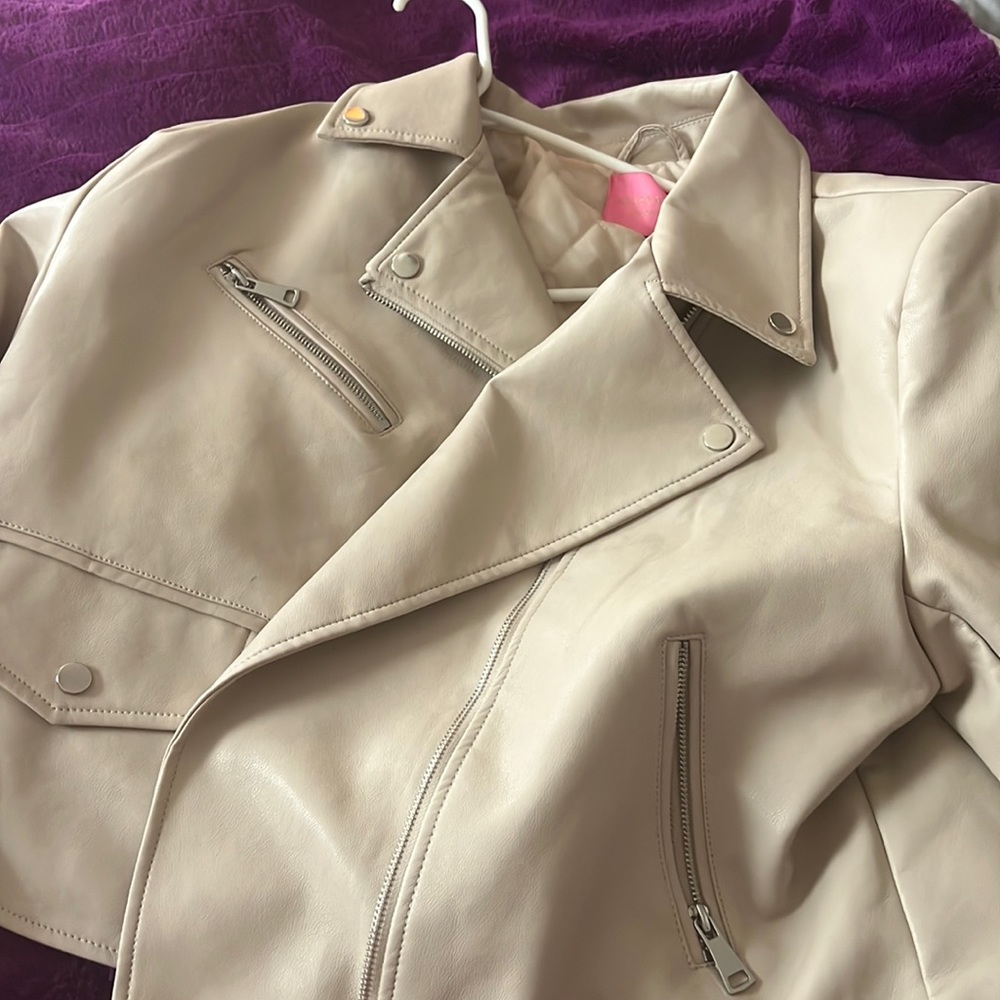 Cream leather jacket. Worn 1 time. Size XL. New condition